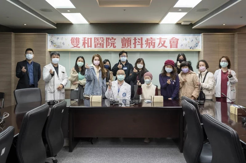 衛生福利部雙和醫院「顫抖病友會」,有醫生介紹治療技術、病患分享治療前後心得。圖/衛福部雙和醫院提供